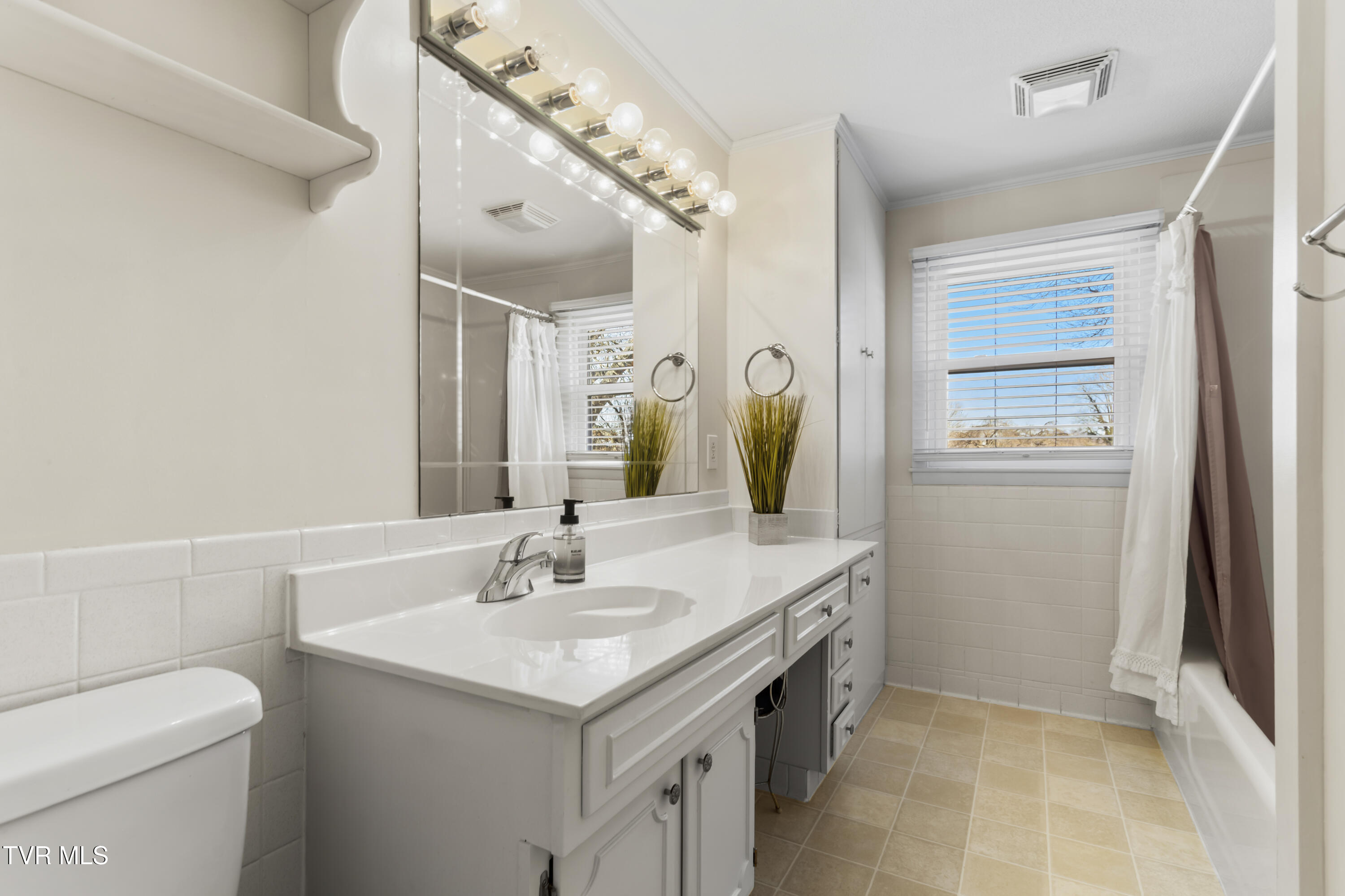 2112 Knob Creek Road Johnson City, TN 37604 - Photo 43 of 85 Upper Level Full Bath