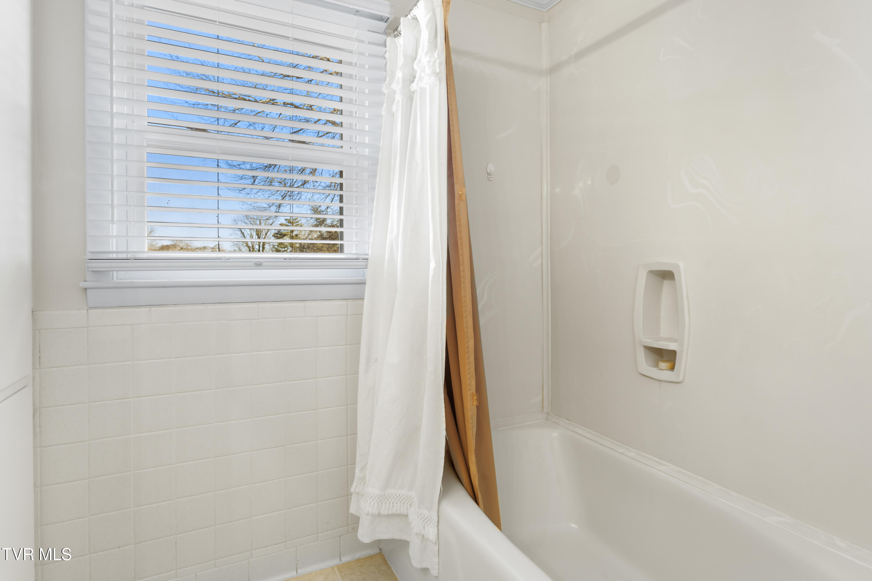 2112 Knob Creek Road Johnson City, TN 37604 - Photo 44 of 85 Upper Level Full Bath