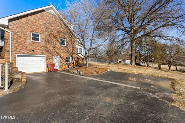 $649,900 | 2112 Knob Creek Road, Johnson City, TN 37604