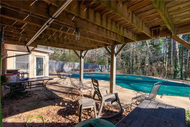 a view of a house with backyard and tree