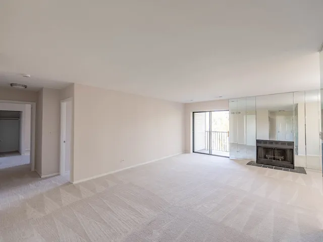 $294,900 | 3050 Pheasant Creek Drive, Unit 407, Northbrook, IL 60062