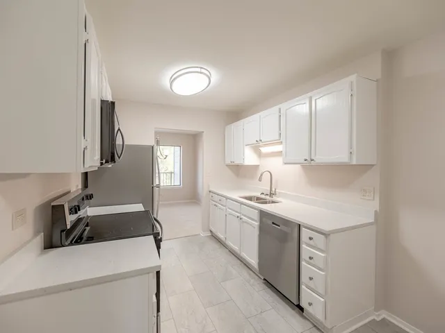 $294,900 | 3050 Pheasant Creek Drive, Unit 407, Northbrook, IL 60062