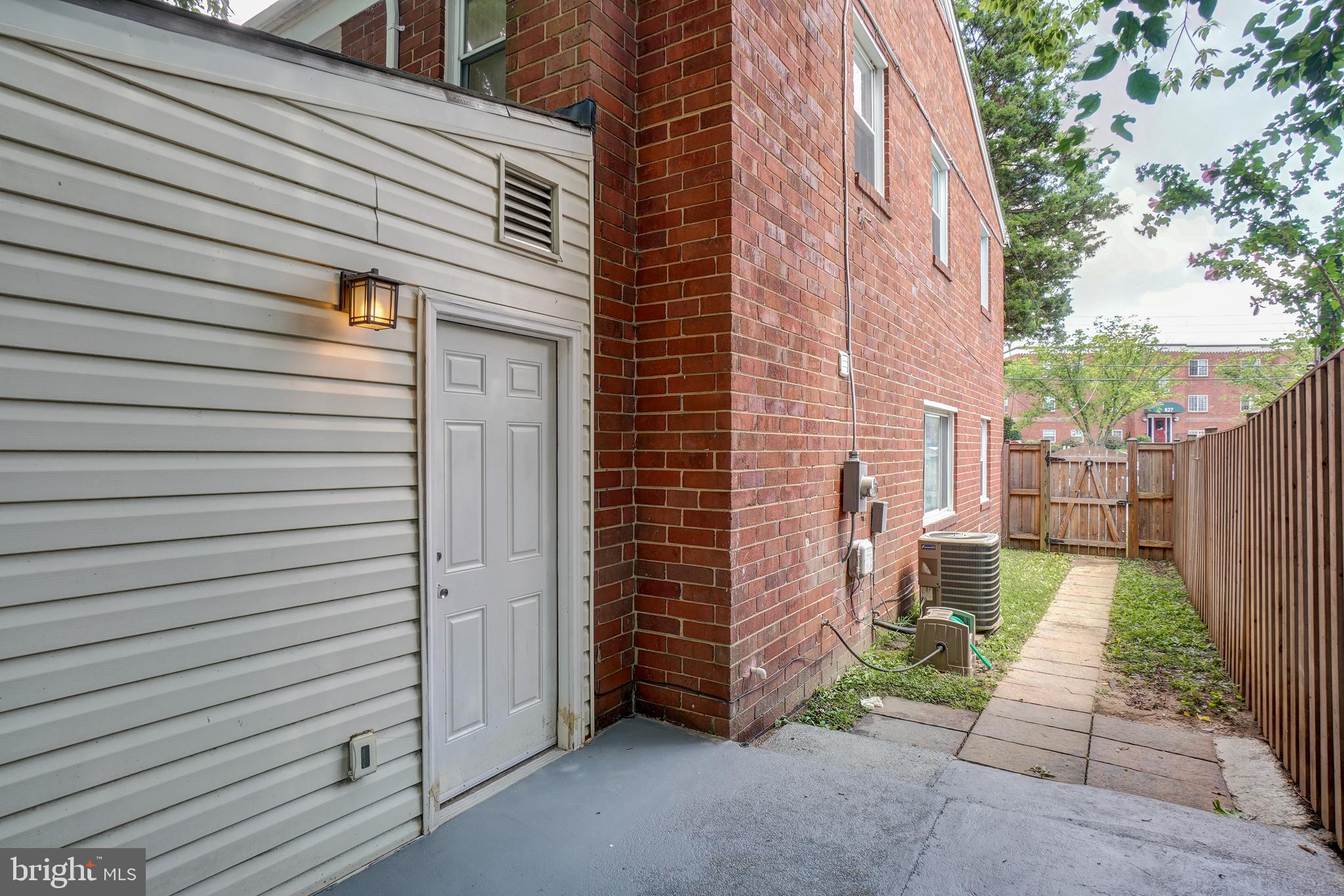 628 Four Mile Road Alexandria, VA 22305 - Photo 28 of 29 a backyard of a house