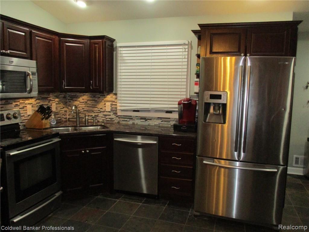 5154 South Byron Road Durand, MI 48429 - Photo 3 of 56 3 KITCHEN B.JPG