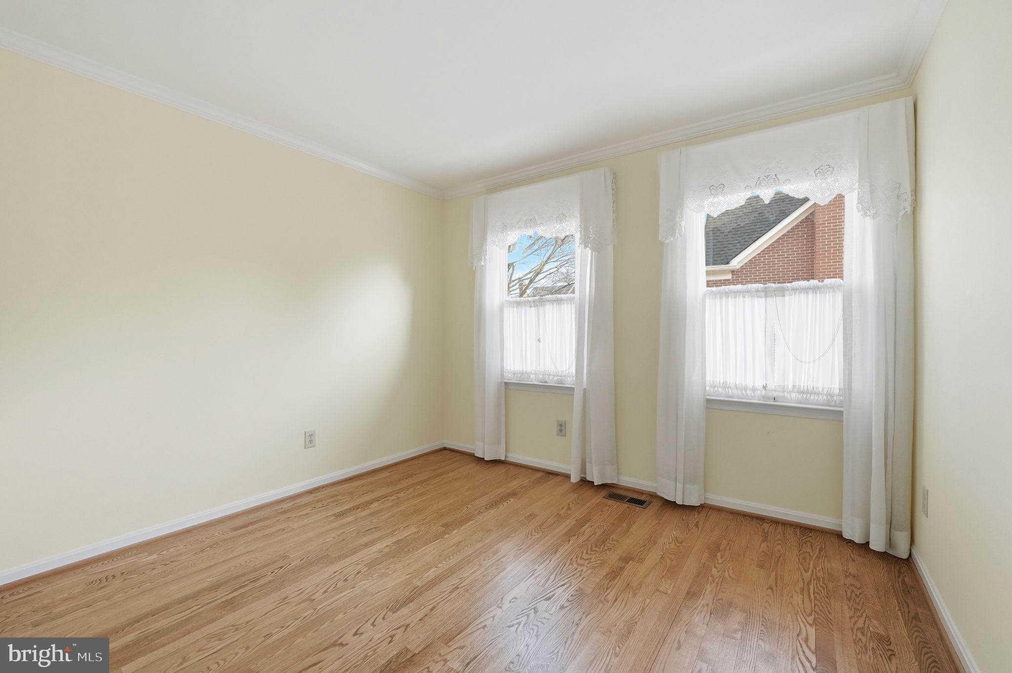 207B Locust Street Southeast Vienna, VA 22180 - Photo 26 of 33 Second bedroom