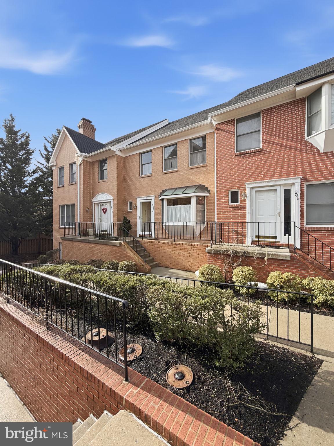 207B Locust Street Southeast Vienna, VA 22180 - Photo 3 of 33