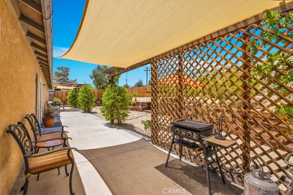 57490 Redondo Street Yucca Valley, CA 92284 - Photo 33 of 60 a balcony with table and chairs
