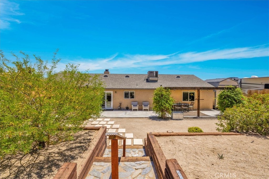 57490 Redondo Street Yucca Valley, CA 92284 - Photo 42 of 60 a front view of a house with a yard