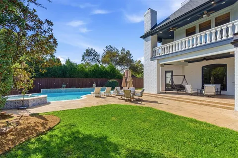 a view of a house with backyard and sitting area