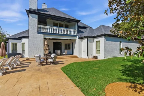 a view of a dinning table and chairs in patio