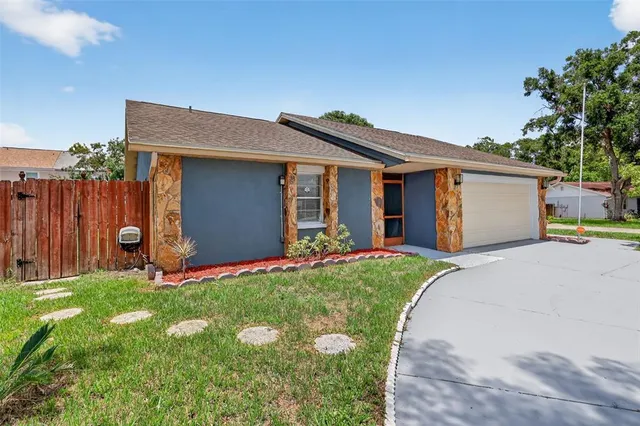a view of a house with backyard and garden