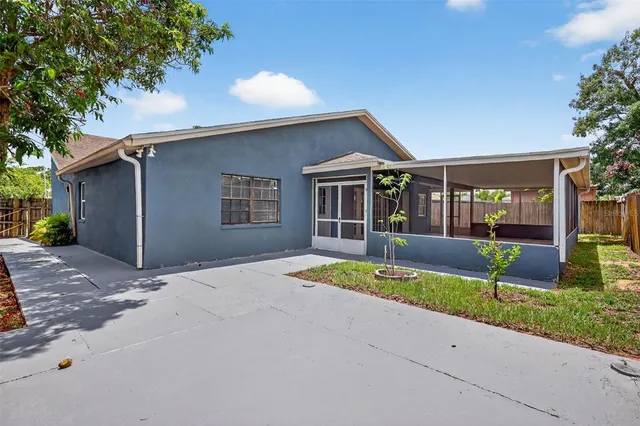 a view of backyard of the house