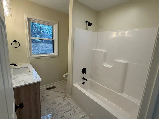 $259,900 | 704 Logan Street, Harrisonville, MO 64701