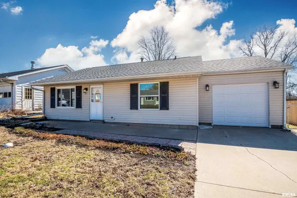 $159,900 | 207 Rosewood Drive, Washington, IL 61571