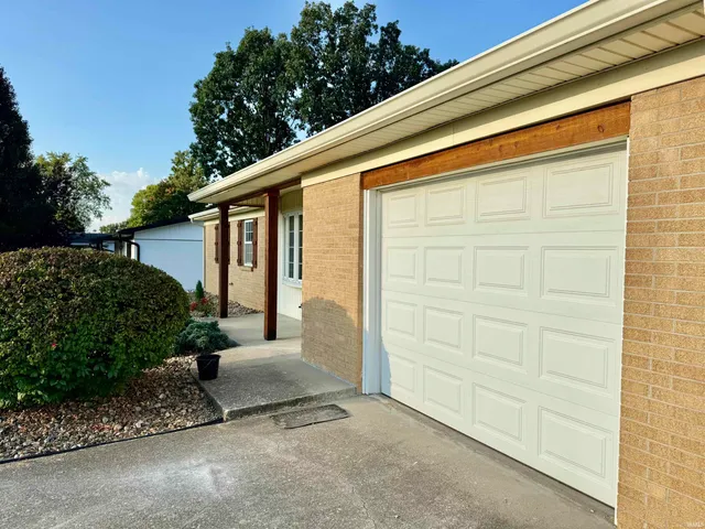 $2,300 | 404 South Hickory Drive, Bloomington, IN 47403