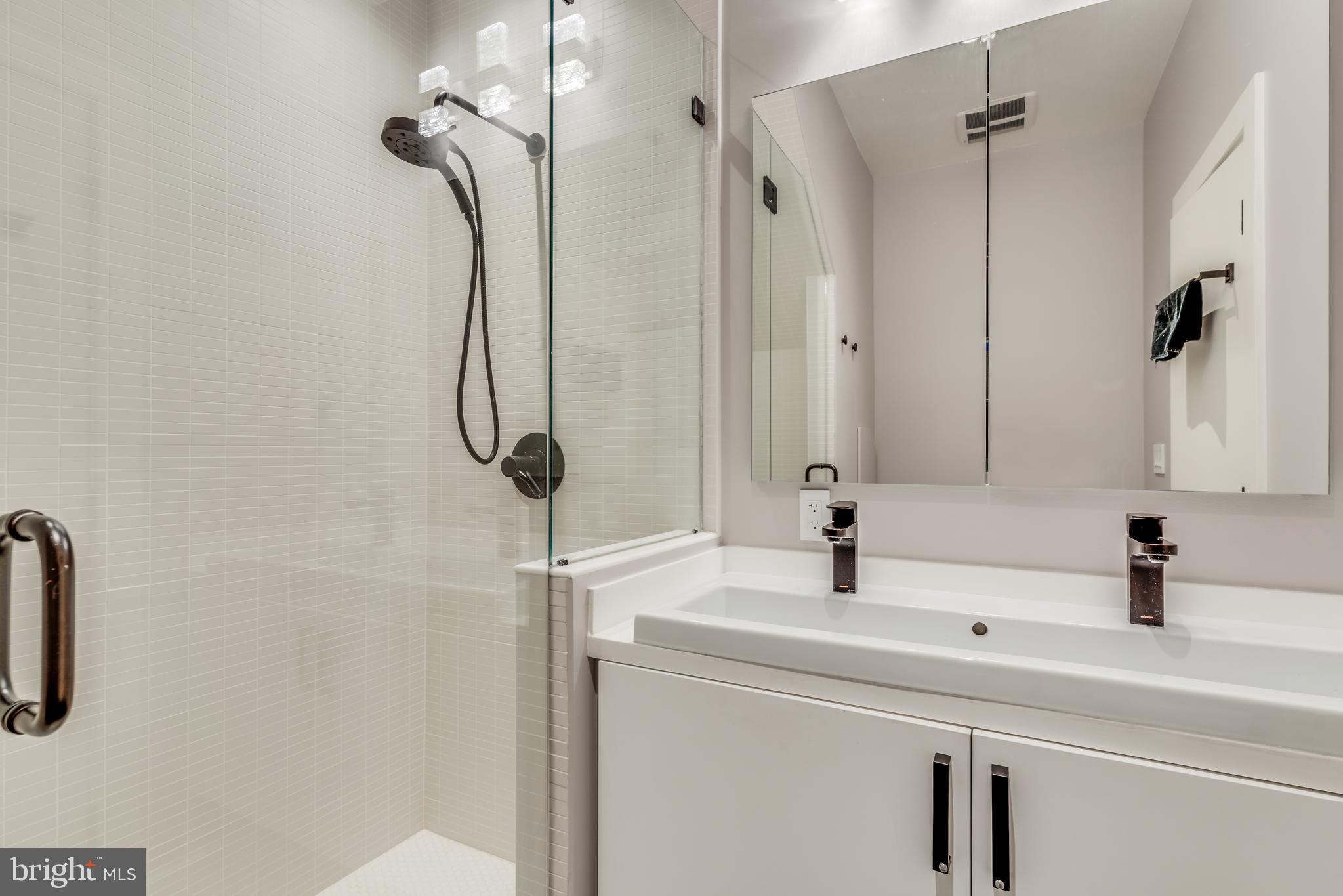 445 Ridge Street Northwest Washington, DC 20001 - Photo 29 of 49