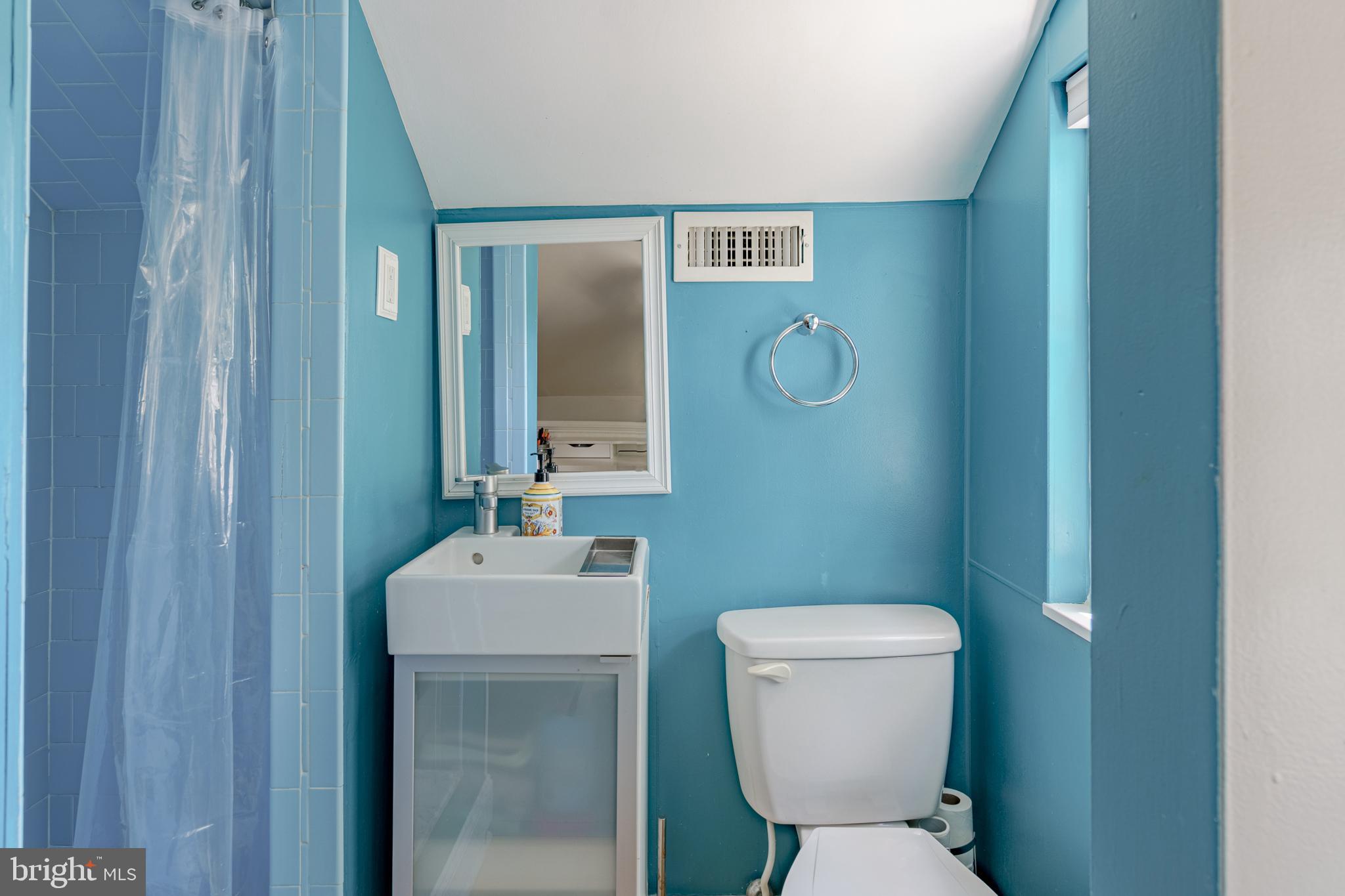 7110 Bristol Road Baltimore, MD 21212 - Photo 50 of 58 Full upper level bath.