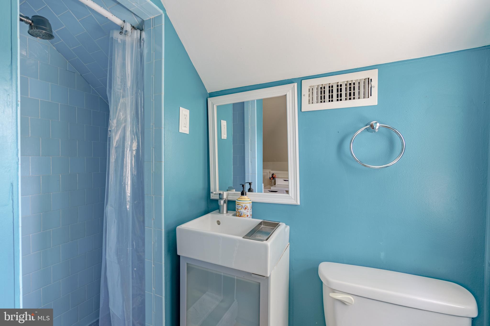 7110 Bristol Road Baltimore, MD 21212 - Photo 51 of 58 Bath connected to second upper level bedroom.
