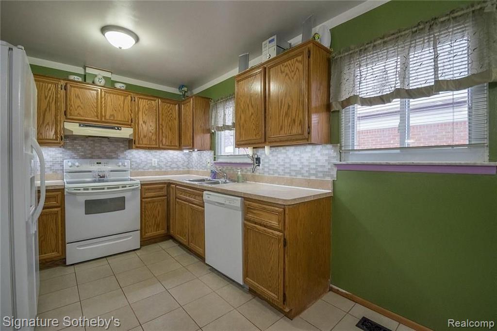 7526 Superior Street Center Line, MI 48015 - Photo 6 of 24