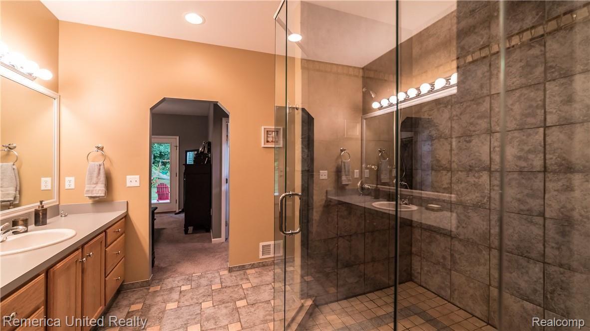 10336 Hartland Road Fenton, MI 48430 - Photo 17 of 38 Master Bath Hartland Road.jpg