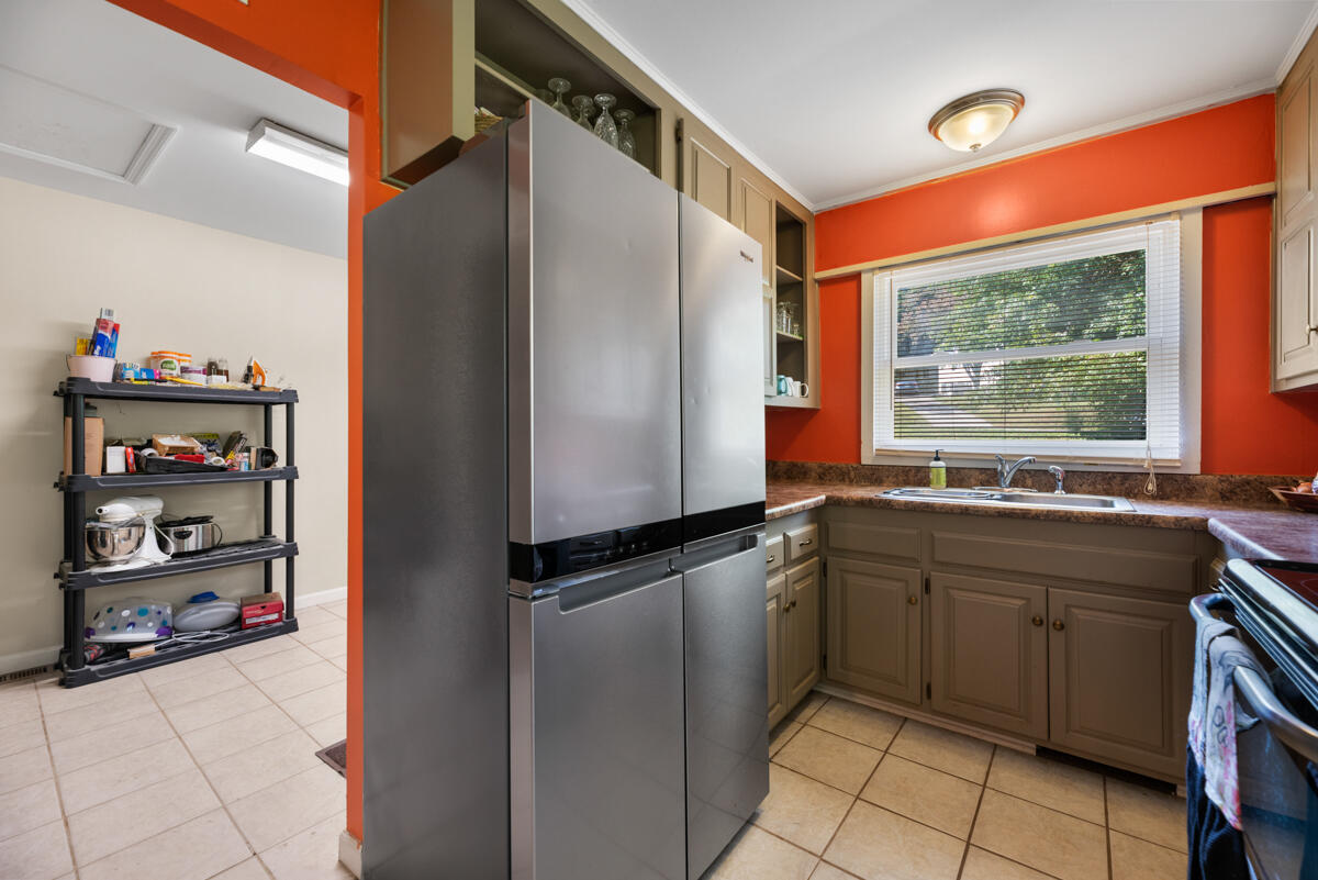175 Outer Drive Oak Ridge, TN 37830 - Photo 10 of 21 Kitchen & Laundry
