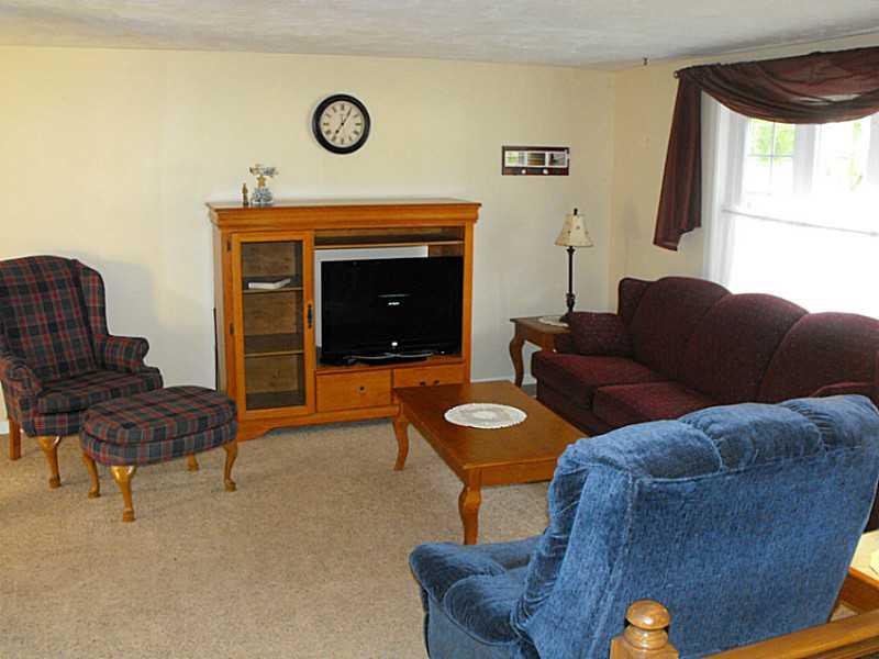 638 Blue Ridge Road Plum, PA 15239 - Photo 5 of 23 Living Room.