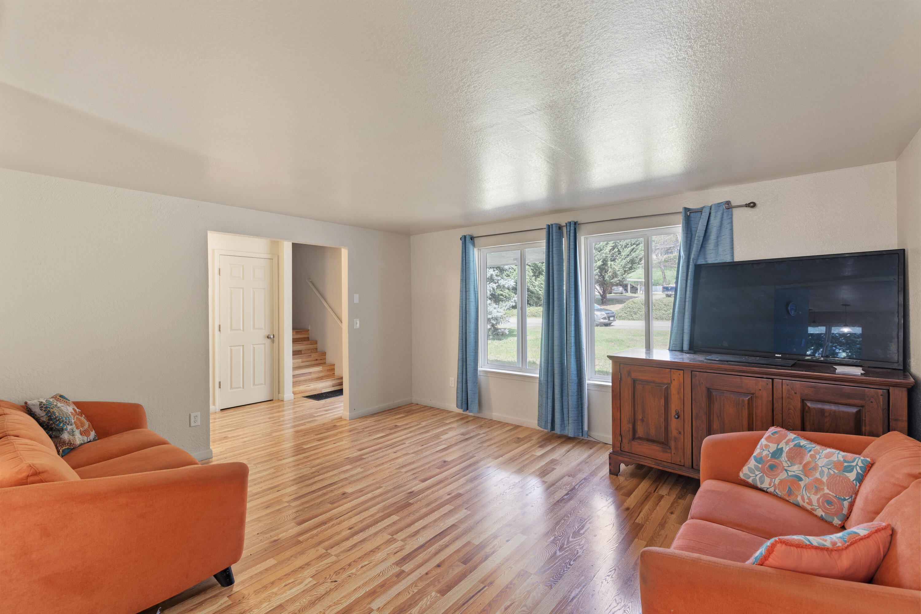 7764 Azalea-Glen Road Glendale, OR 97442 - Photo 2 of 17 IMG_4644