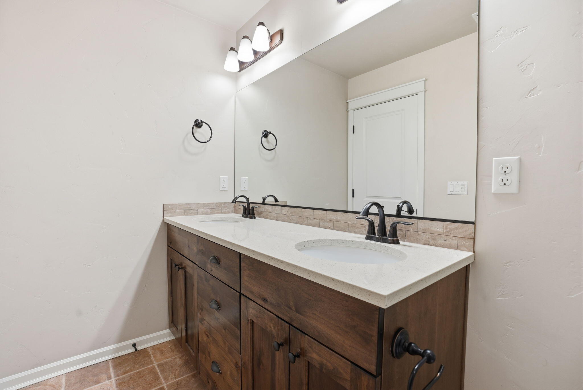 3249 Southwest 28th Street Redmond, OR 97756 - Photo 22 of 36 22-web-or-mls-Riley_Visuals_022