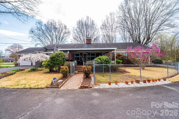 $419,900 | 1724 2nd Avenue Northwest, Hickory, NC 28601