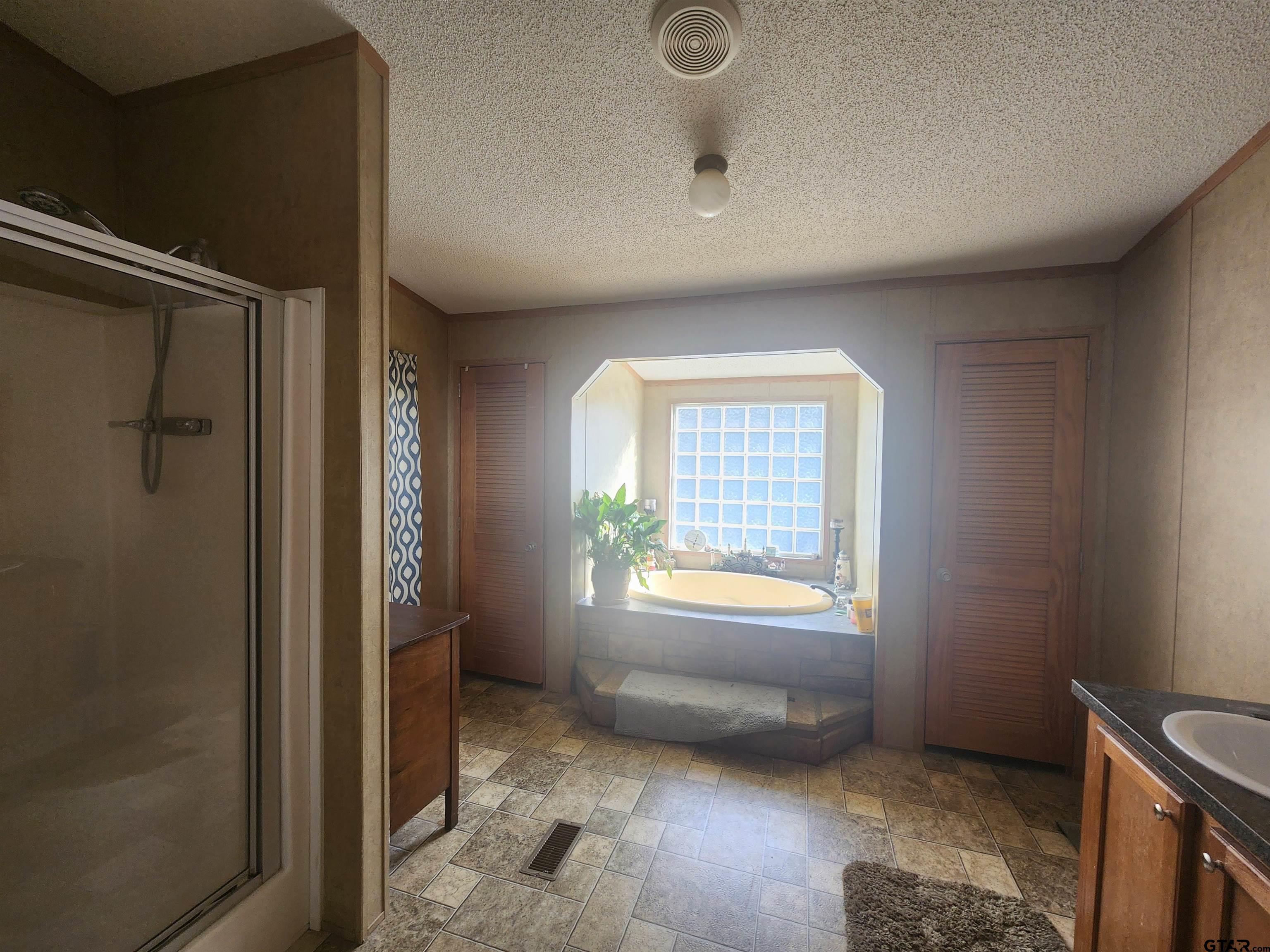 11308 E Creek Tyler, TX 75708 - Photo 12 of 14 an empty room with windows