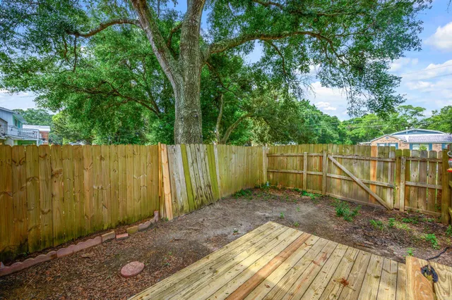 a view of a backyard