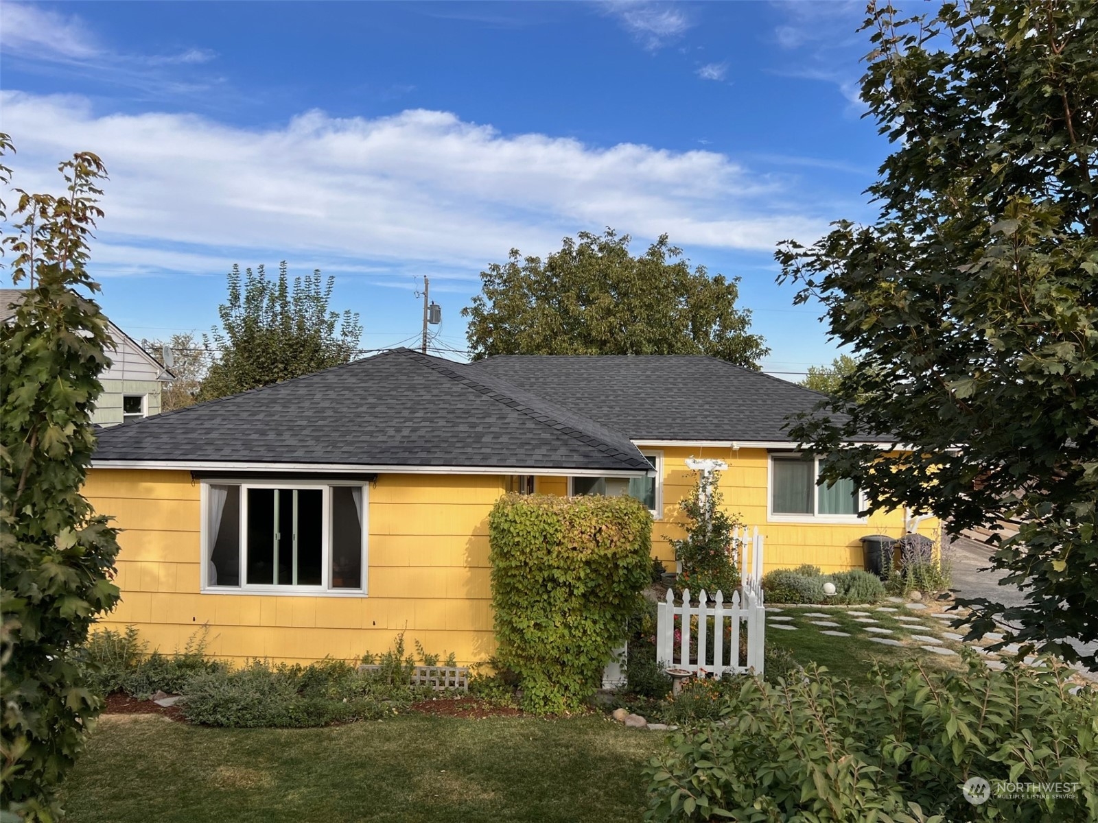 210 Mocliff Road Ephrata, WA 98823 - Photo 1 of 25 a front view of a house with garden