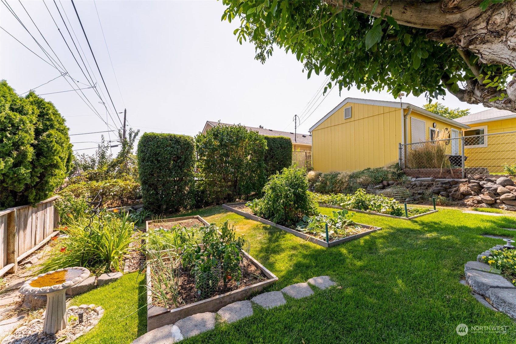 210 Mocliff Road Ephrata, WA 98823 - Photo 20 of 25 a view of a backyard with sitting area