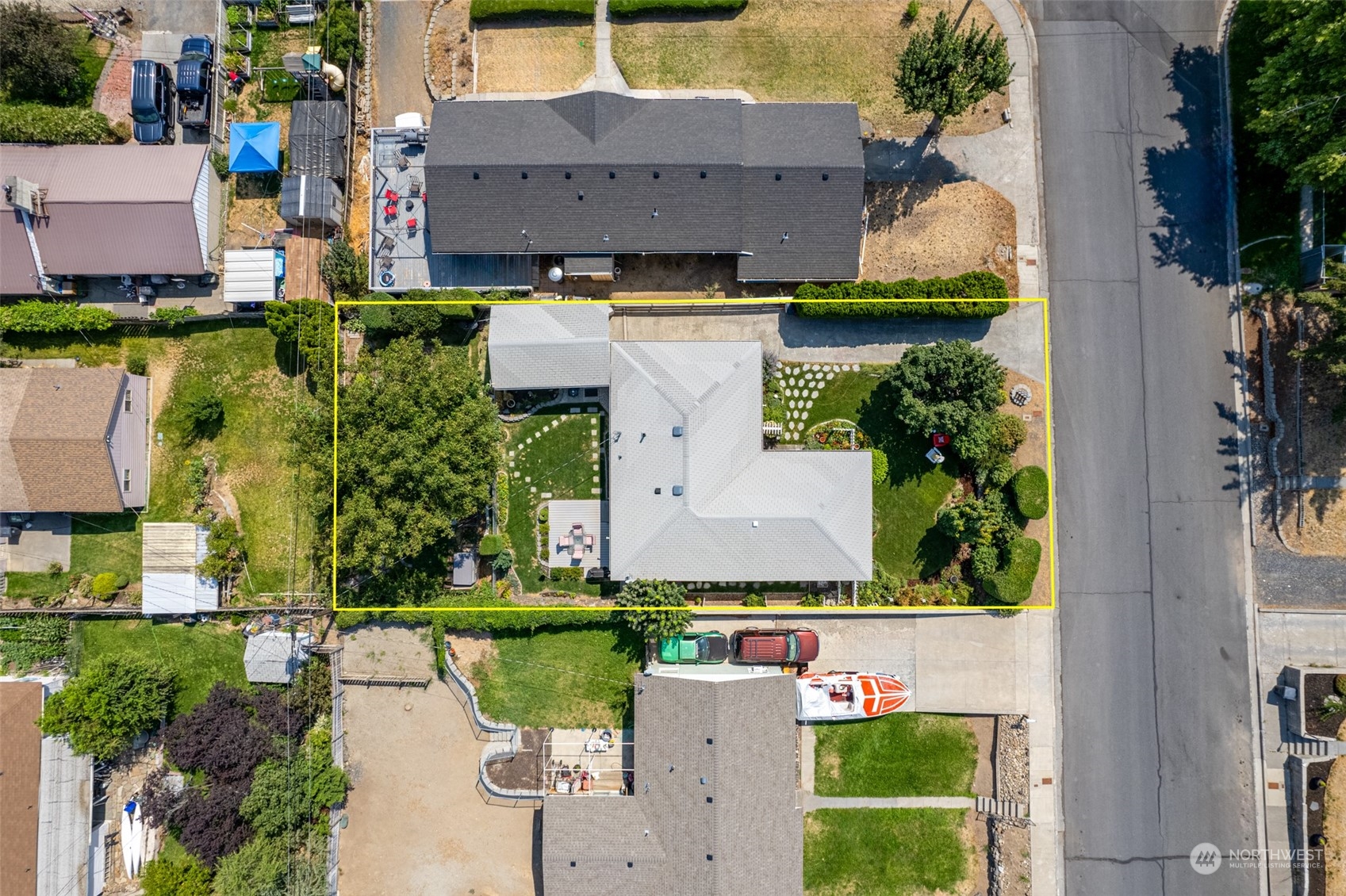 210 Mocliff Road Ephrata, WA 98823 - Photo 24 of 25 an aerial view of a house with a garden and lake view