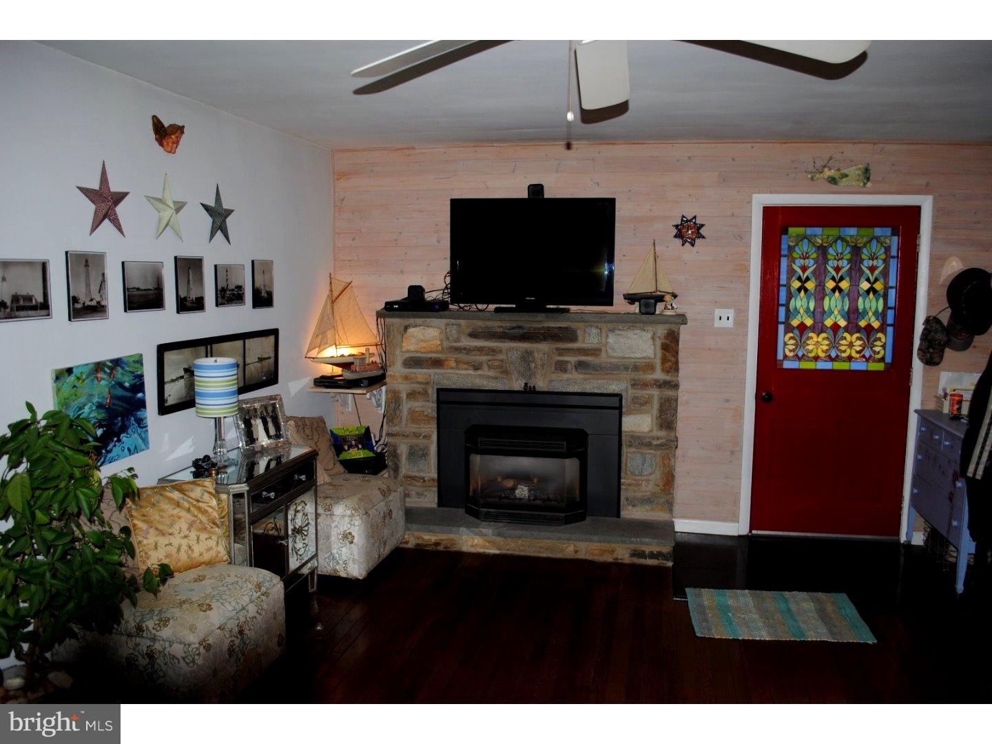 103 New Road Churchville, PA 18966 - Photo 4 of 20 Living Room