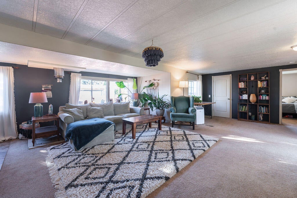 64900 Hunnell Road, Unit 51 Bend, OR 97703 - Photo 9 of 29 Open Concept living