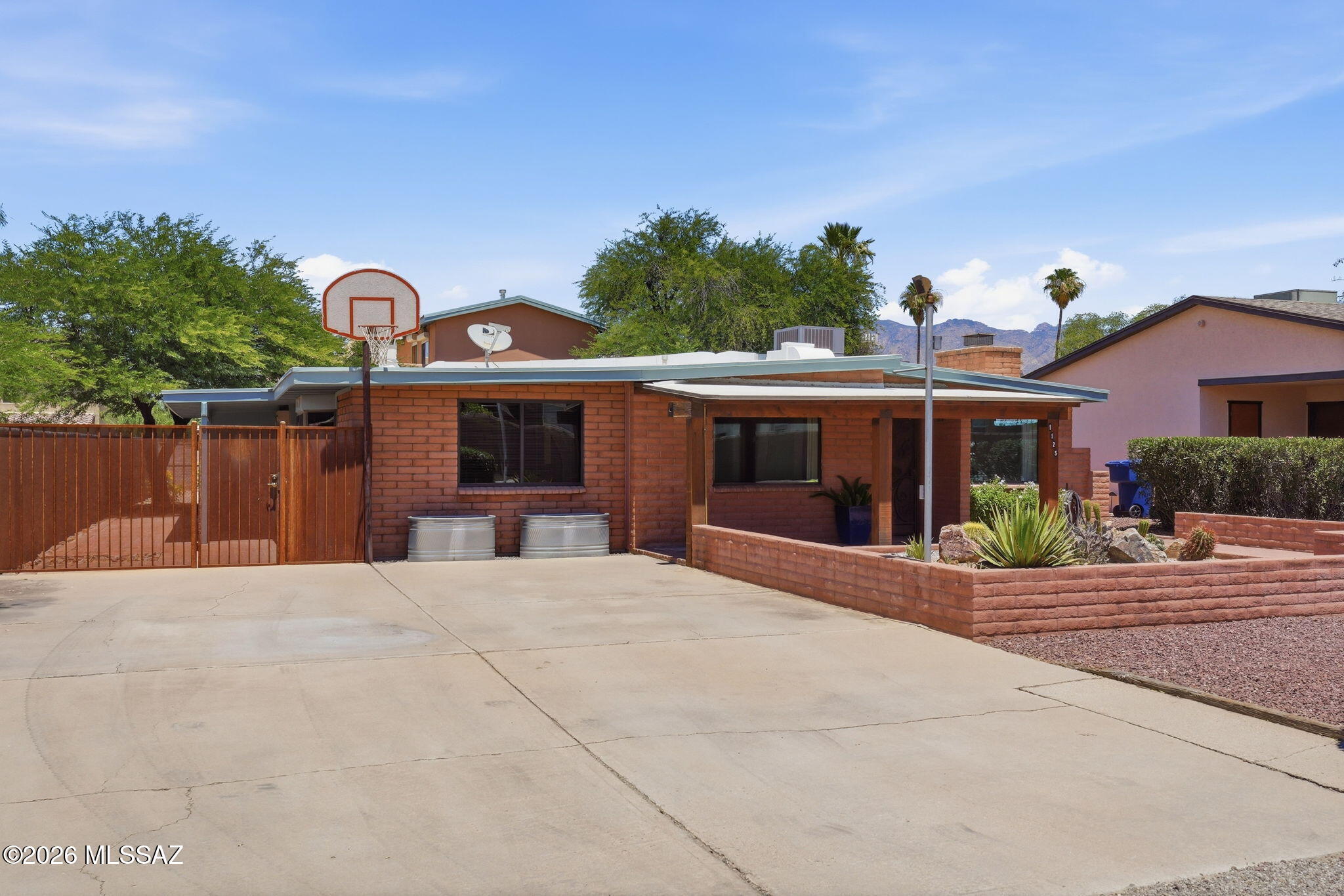 1125 East Kleindale Road Tucson, AZ 85719 - Photo 4 of 49 a view of a house with a patio
