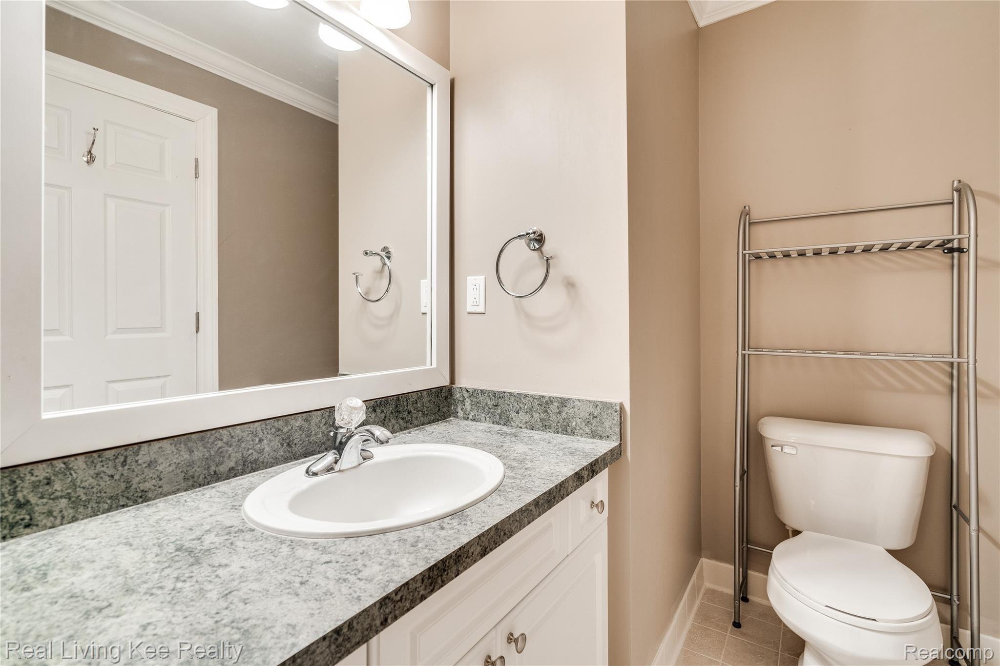 3601 Tremonte Circle Rochester, MI 48306 - Photo 37 of 44 Interiors (31 of 38).jpg