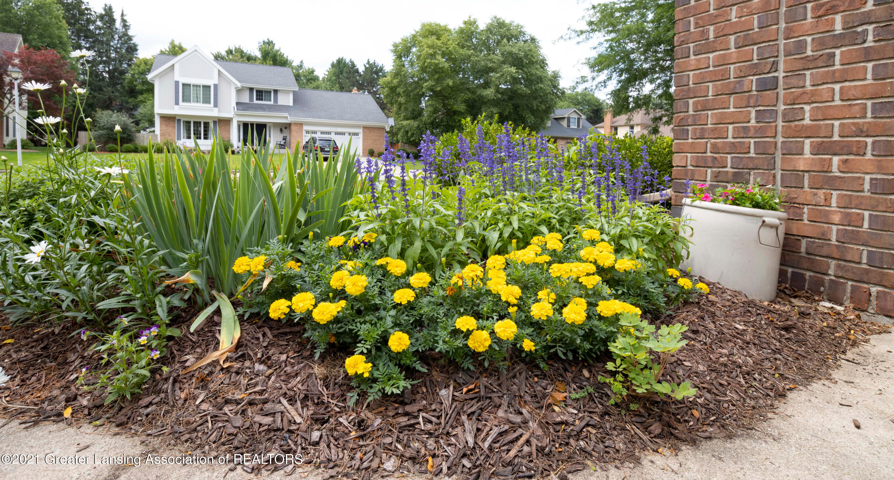 2156 Woodfield Road Okemos, MI 48864 - Photo 3 of 22 flowers