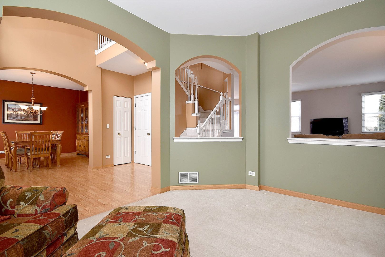 6830 Highgate Road Carpentersville, IL 60110 - Photo 4 of 25 Gallery Image 4