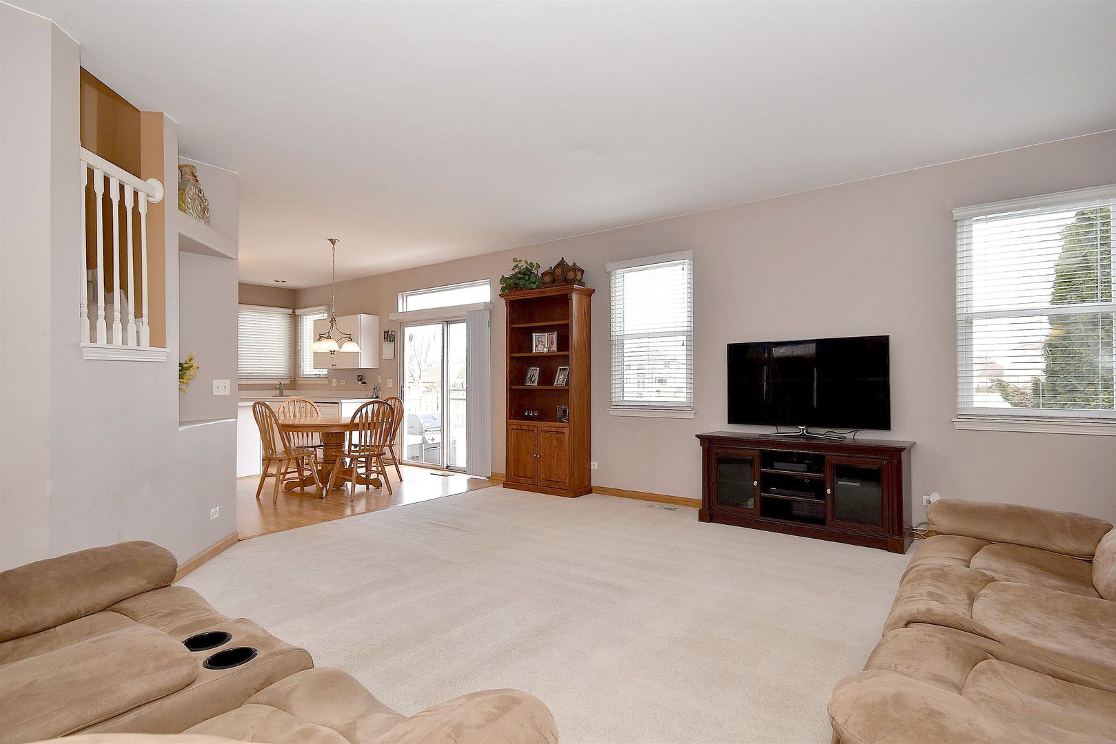 6830 Highgate Road Carpentersville, IL 60110 - Photo 6 of 25 Gallery Image 6