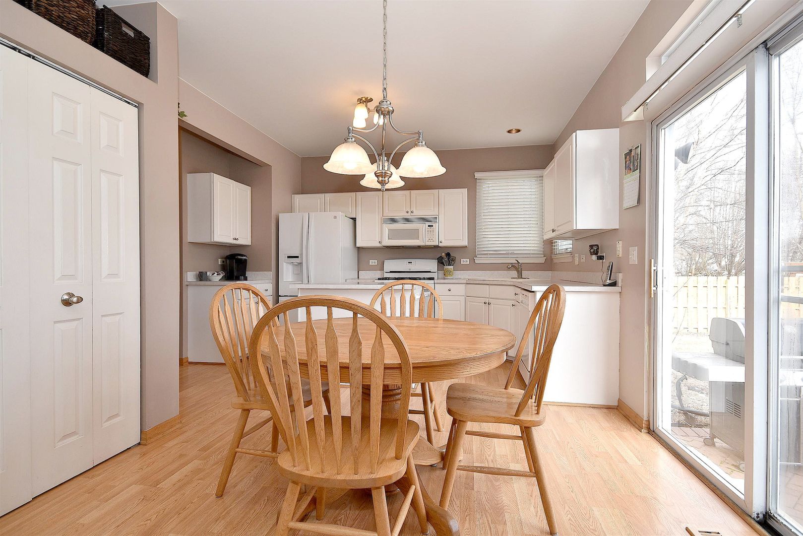 6830 Highgate Road Carpentersville, IL 60110 - Photo 8 of 25 Gallery Image 8