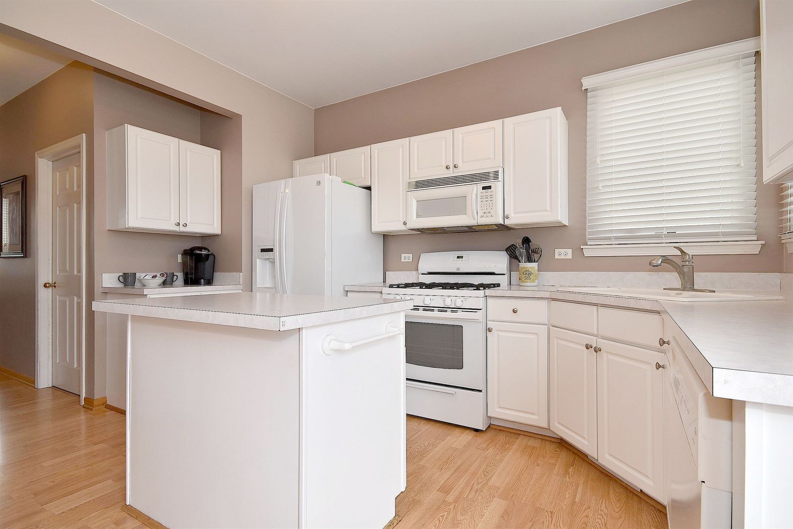 6830 Highgate Road Carpentersville, IL 60110 - Photo 10 of 25 Gallery Image 10