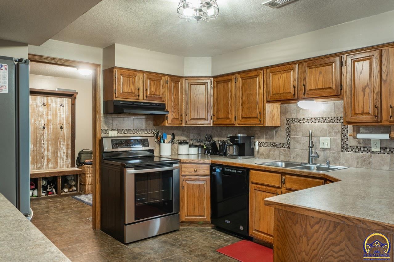 422 Western Street Onaga, KS 66521 - Photo 8 of 27