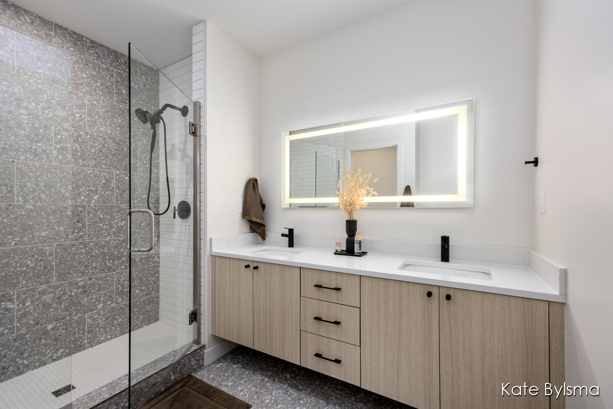 144 Oakes Street Southwest, Unit 1903 Grand Rapids, MI 49503 - Photo 22 of 63 Primary Bath