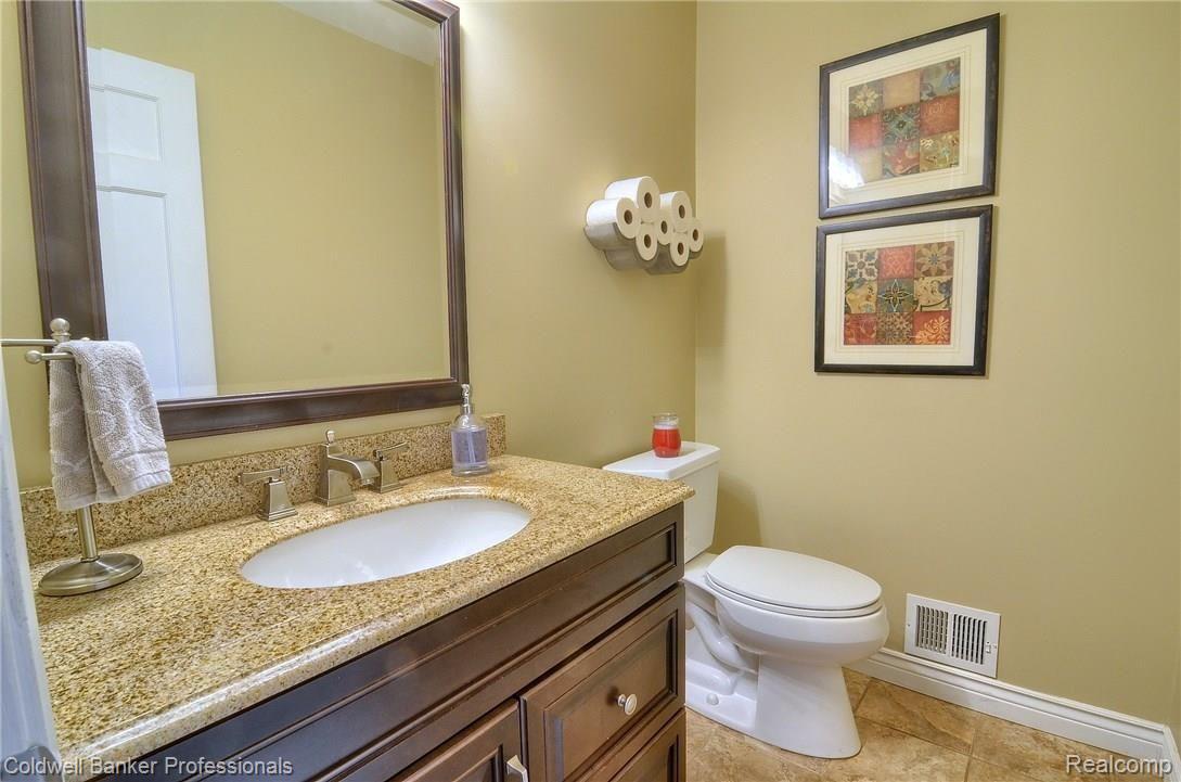 836 Foxhall Road Bloomfield Hills, MI 48304 - Photo 16 of 31 Half_Bath.jpg