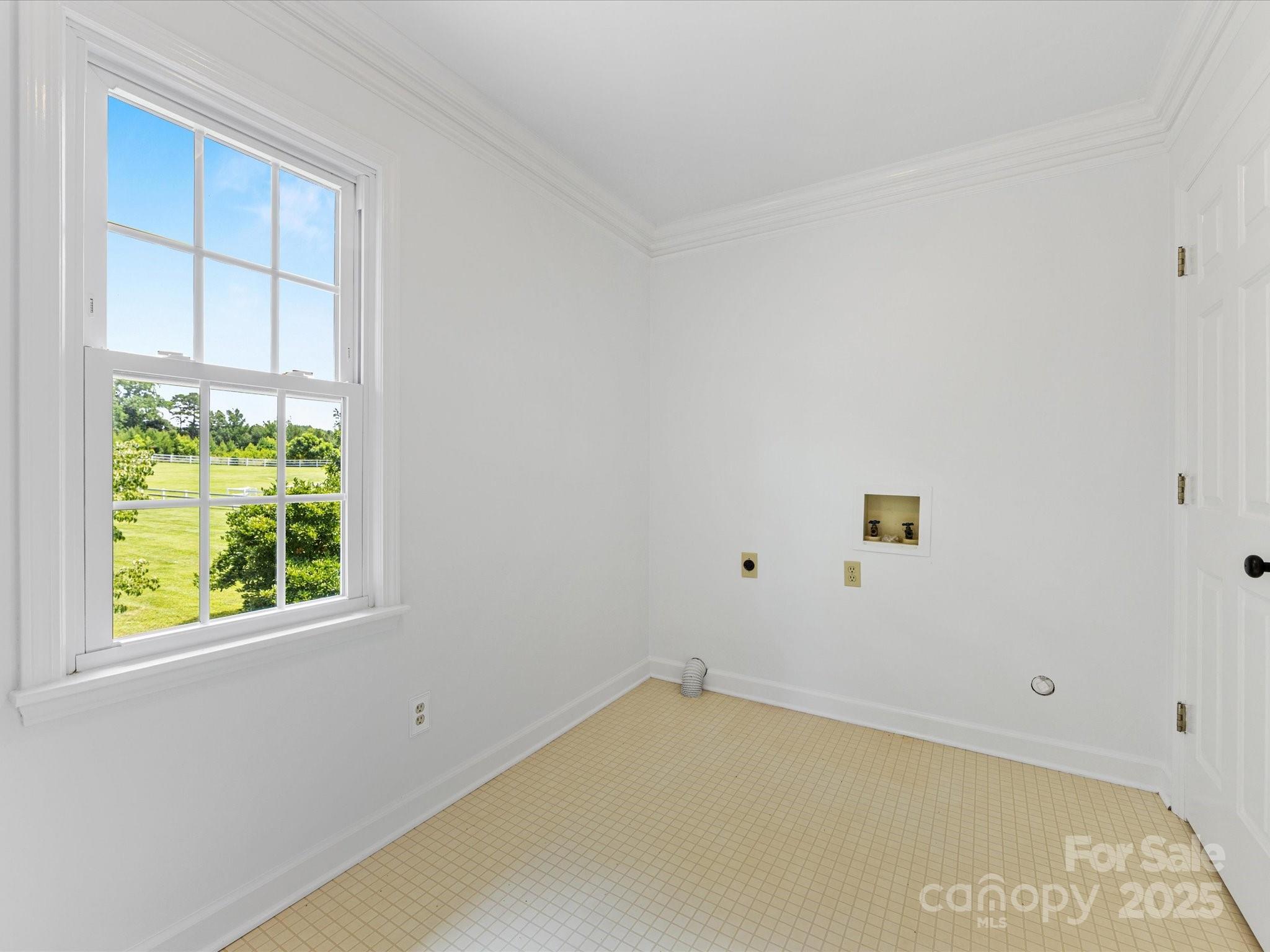 11215 Idlewild Road Matthews, NC 28105 - Photo 41 of 48 an empty room with a window