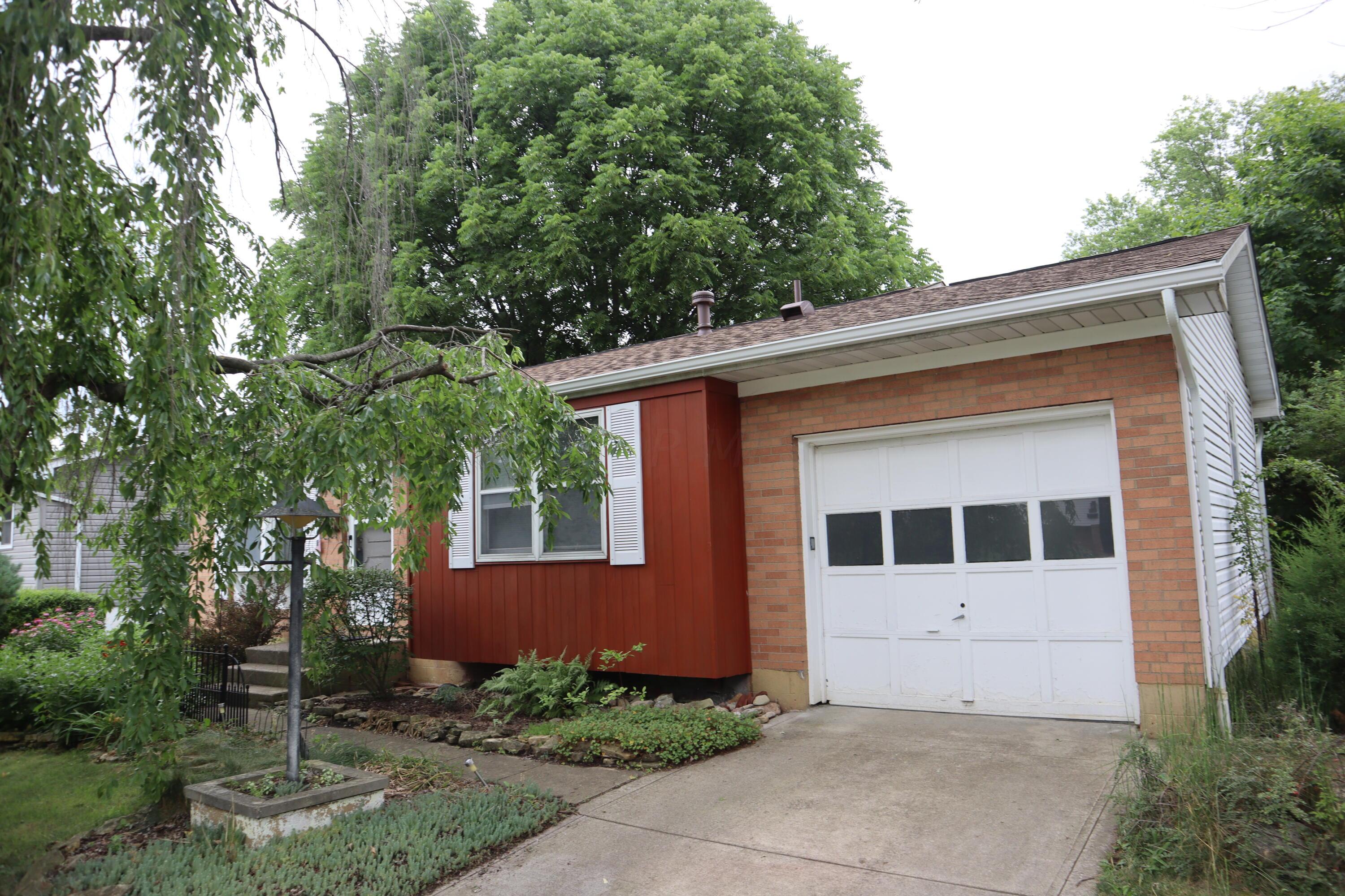 6498 Faircrest Road Columbus, OH 43229 - Photo 3 of 34 IMG_0678