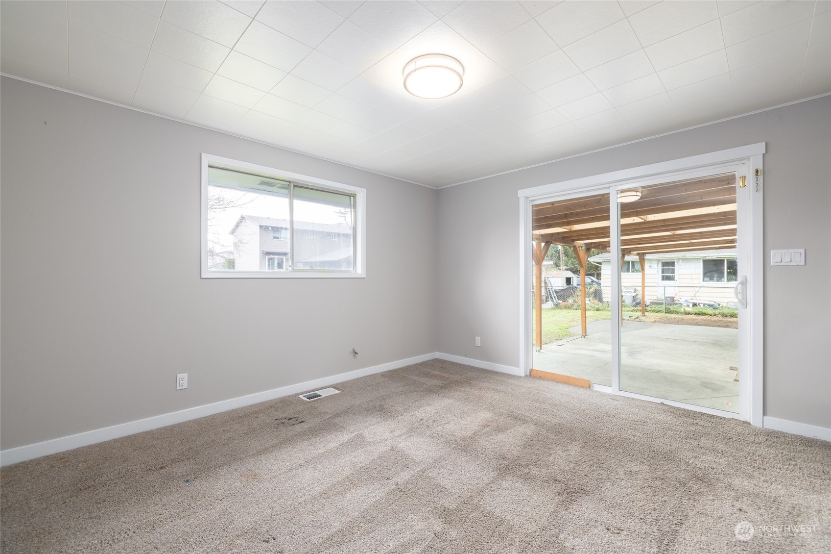 422 Simons Avenue Burlington, WA 98233 - Photo 12 of 21 an empty room with a window