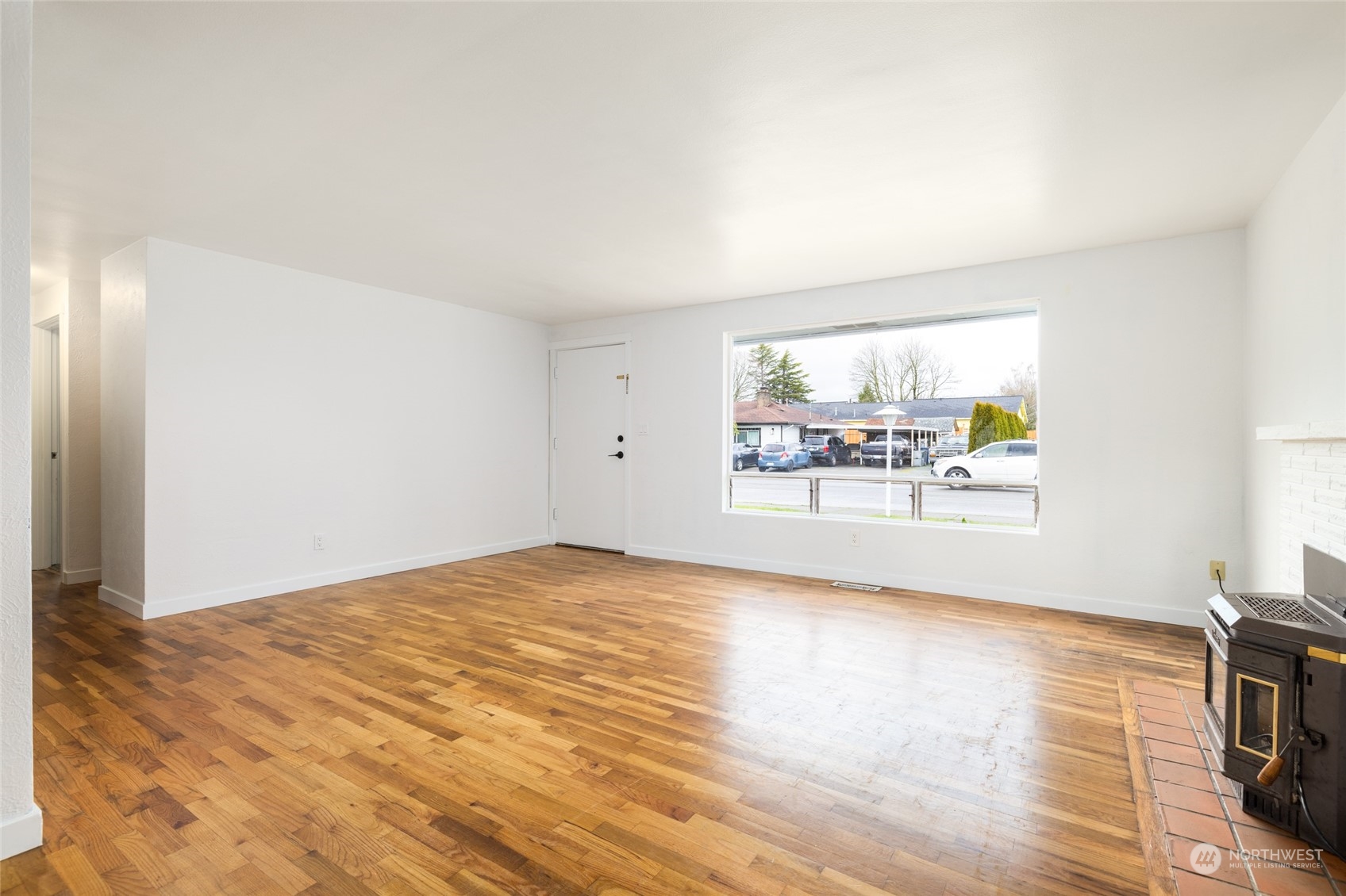 422 Simons Avenue Burlington, WA 98233 - Photo 6 of 21 a view of a an empty room and window